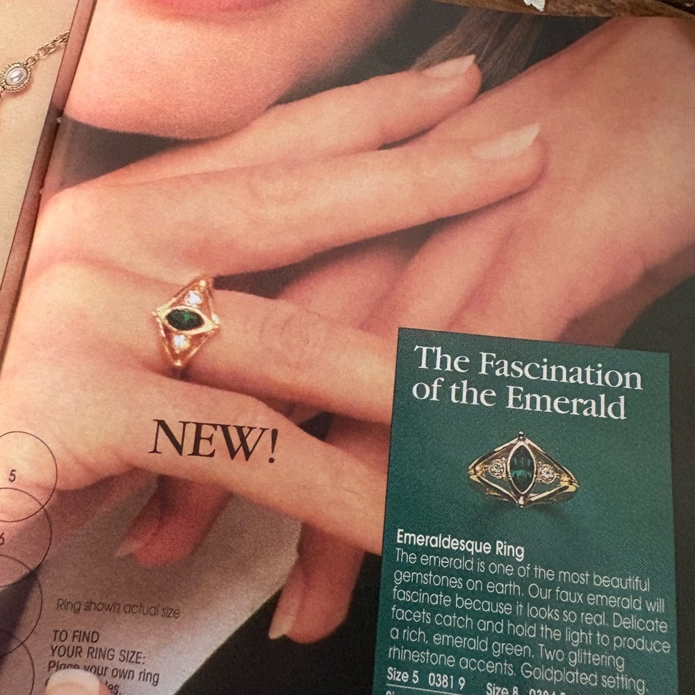 VTG 1995 Avon Emaraldesque Ring Gold Plated Emerald Marquise Rhinestone Sz 8.5 - Picture 10 of 10